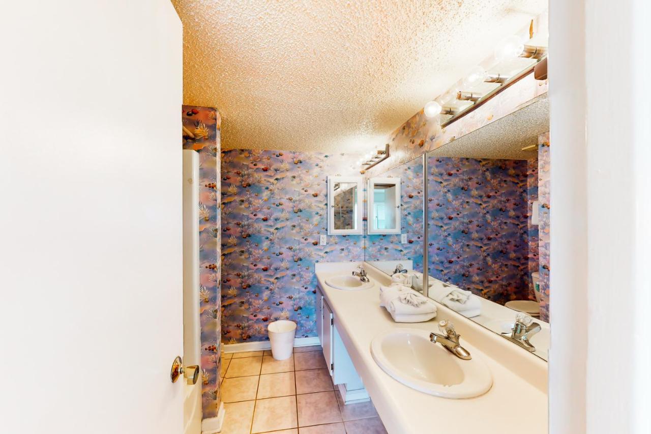 Apartment Pinnacle Port Pleasures, B2405